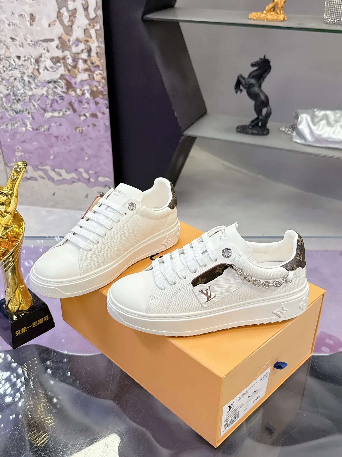Factory price: 640💰 Louis Vuitton Louis Vuitton 25ss new style💗 Presbyopic chain sneakers, white shoes, many Internet celebrity fashion bloggers plant grass, simple shoe shape grid design, brand LOGO embossing, hardware buckle, presbyopic stitching, LV Circle rubber patch on the tongue with rich details 🌹 Original custom silk cowhide on the upper, water-dyed cowhide on the inside, one-piece molding process EVA feet 😄 Original open molded T men's shoes 💰U outsole LV white shoes series Size: 35-40